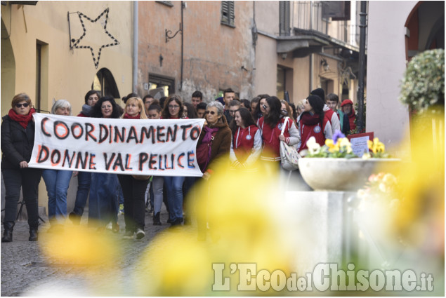 Donne in Val Pellice: cortei contro la violenza a Bobbio, Villar e Torre