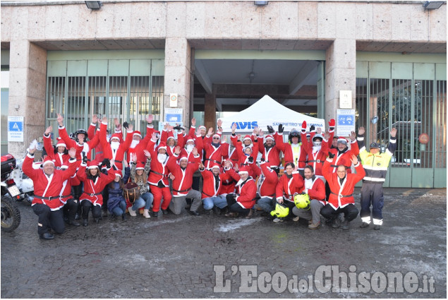 Pinerolo, i Babbo Natale, e il Vescovo, per i bambini malati