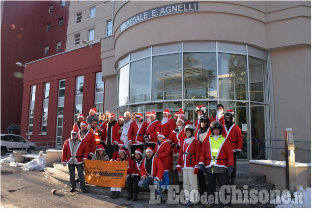 Pinerolo, i Babbo Natale, e il Vescovo, per i bambini malati