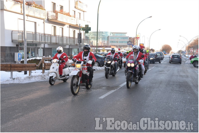 Pinerolo, i Babbo Natale, e il Vescovo, per i bambini malati