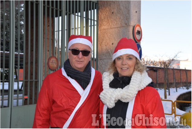 Pinerolo, i Babbo Natale, e il Vescovo, per i bambini malati