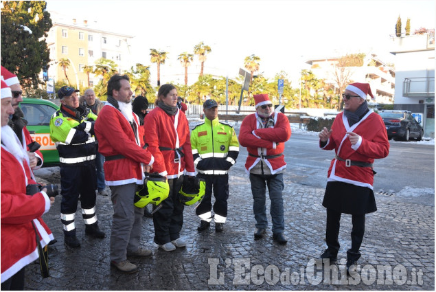 Pinerolo, i Babbo Natale, e il Vescovo, per i bambini malati