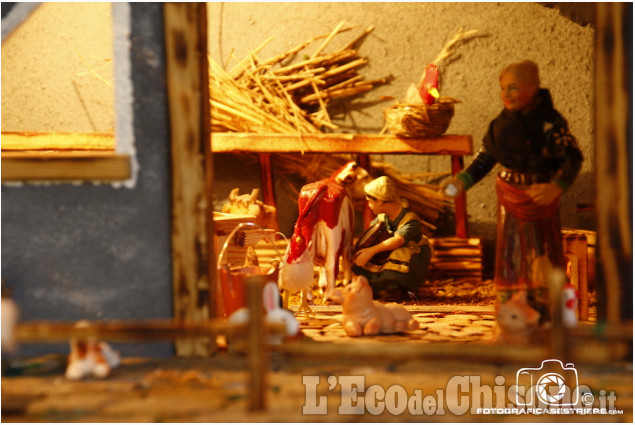 Pragelato: il Presepe meccanico in chiesa con un piccolo lettore de &quot;l&#039;eco&quot;