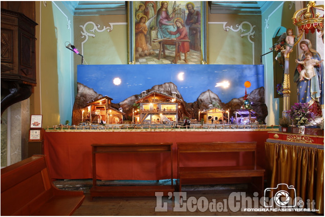 Pragelato: il Presepe meccanico in chiesa con un piccolo lettore de &quot;l&#039;eco&quot;