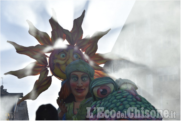 Carnevale a Nichelino: sfilano i carri
