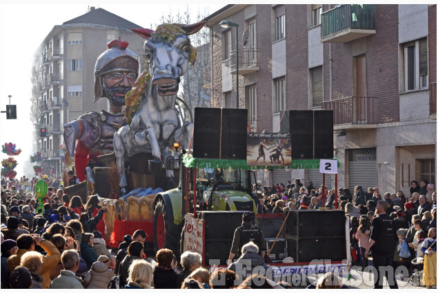 Carnevale a Nichelino: sfilano i carri