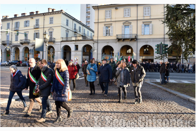 Pinerolo, affollato corteo per la Giornata della Memoria