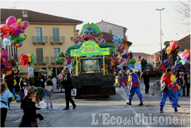 Piobesi la sfilata dei carri di Carnevale