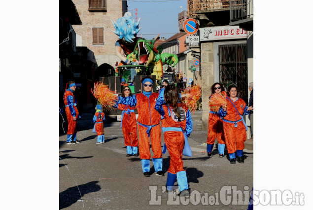 Piobesi la sfilata dei carri di Carnevale