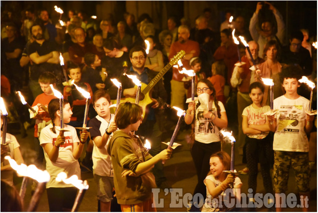 Pinerolo, affollata fiaccolata Anpi