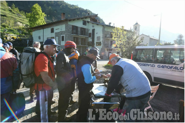 Colle delle Finestre: il buongiorno dalla vetta ed inizia la risalita del pubblico