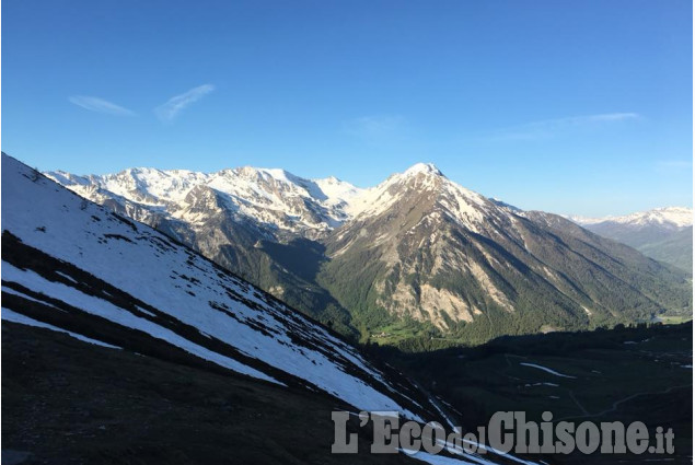 Colle delle Finestre: il buongiorno dalla vetta ed inizia la risalita del pubblico