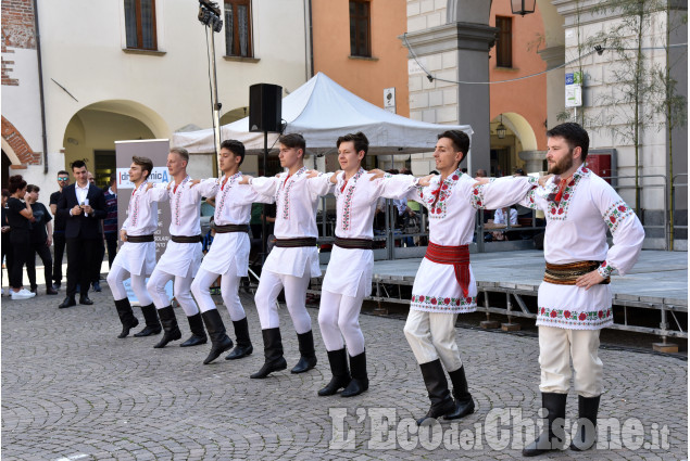 Pinerolo: spettacolo folkloristico romeno