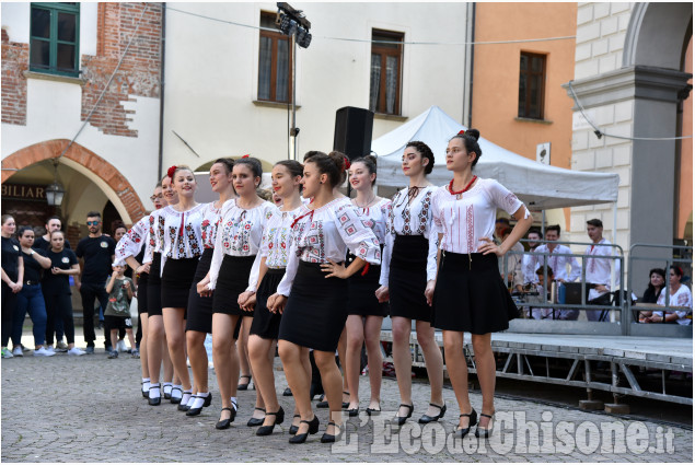 Pinerolo: spettacolo folkloristico romeno