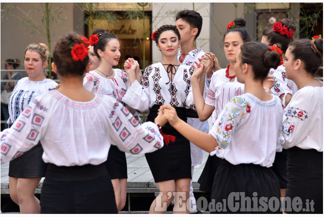 Pinerolo: spettacolo folkloristico romeno