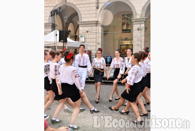 Pinerolo: spettacolo folkloristico romeno