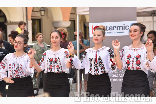 Pinerolo: spettacolo folkloristico romeno