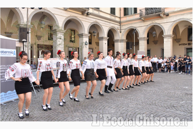 Pinerolo: spettacolo folkloristico romeno