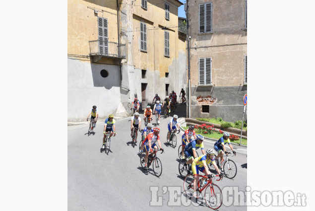 Cicloturisti tra Val Pellice e pianura