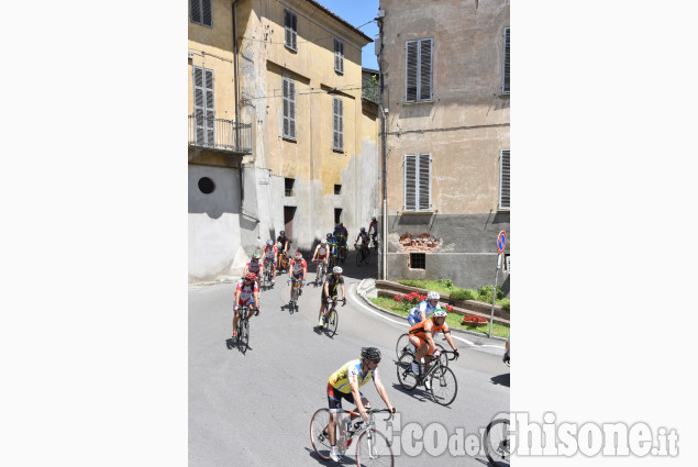 Cicloturisti tra Val Pellice e pianura