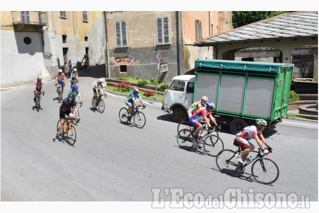 Cicloturisti tra Val Pellice e pianura