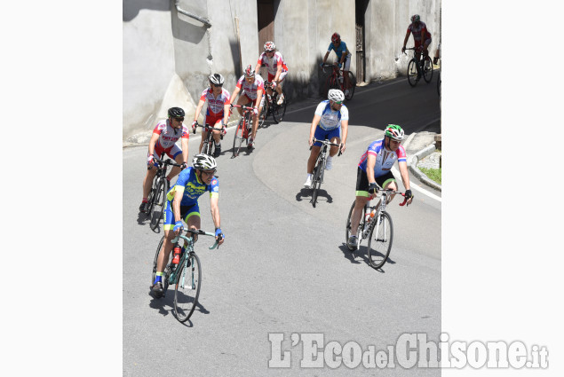 Cicloturisti tra Val Pellice e pianura