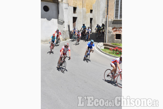 Cicloturisti tra Val Pellice e pianura