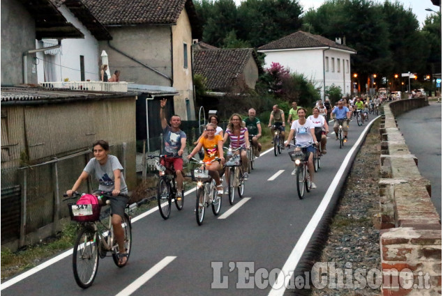 Vigone pedalata in notturna