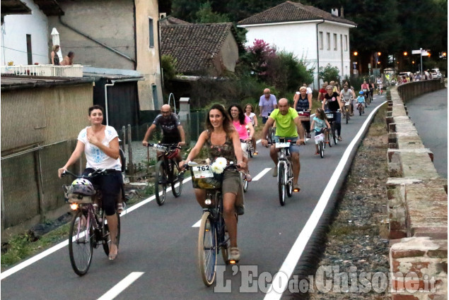 Vigone pedalata in notturna