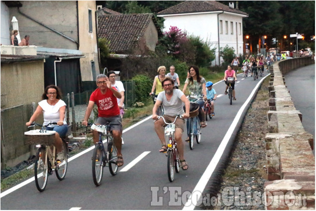 Vigone pedalata in notturna