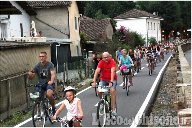 Vigone pedalata in notturna