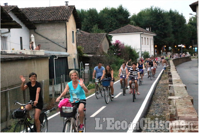Vigone pedalata in notturna