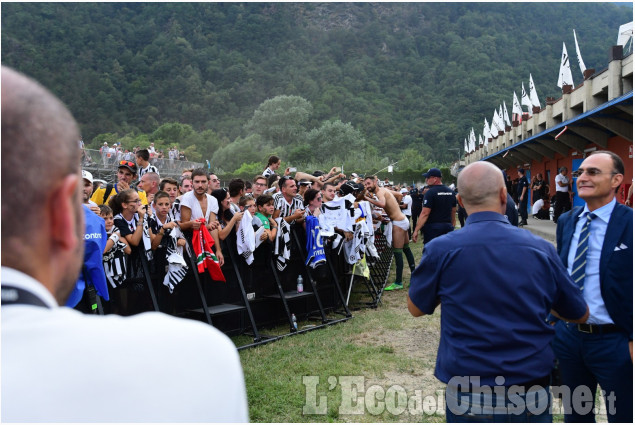 Entusiasmo dei 5000 in Valchisone, azioni di gioco e caccia all&#039;autografo