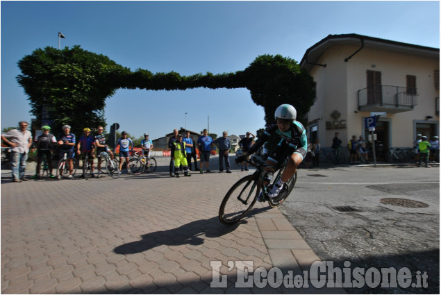 Ciclismo, sotto la Rocca applausi per Super Gianni