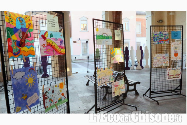 Vinovo: la mostra di disegni sotto l&#039;ala comunale, organizzata dall&#039;associazione Senza confini e realizzata dagli alunni di scuola materna e primaria.