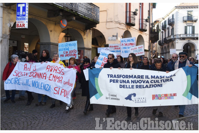 In marcia contro la violenza sulle donne a Pinerolo
