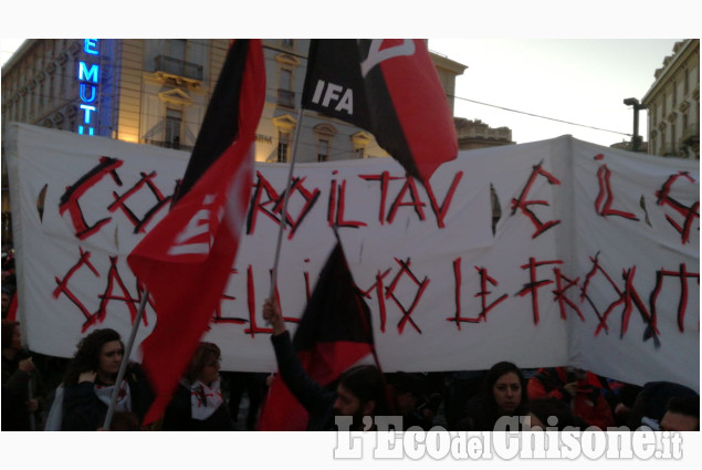 Manifestazione No Tav a Torino: piazza Castello gremita