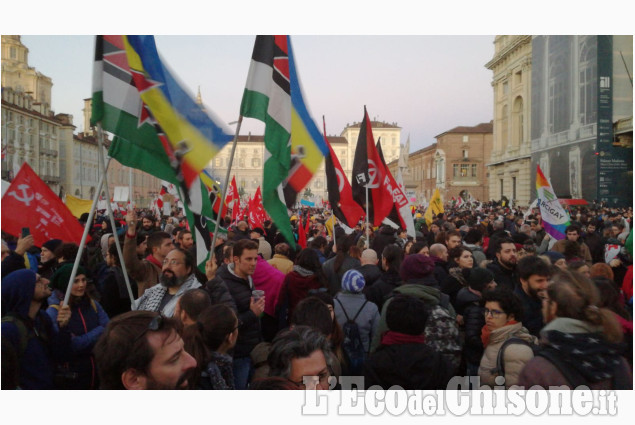 Manifestazione No Tav a Torino: piazza Castello gremita