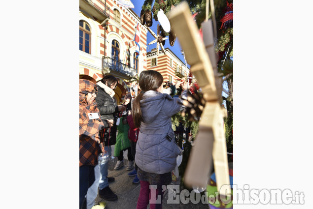 A Luserna i bimbi addobbano l&#039;Albero di Natale