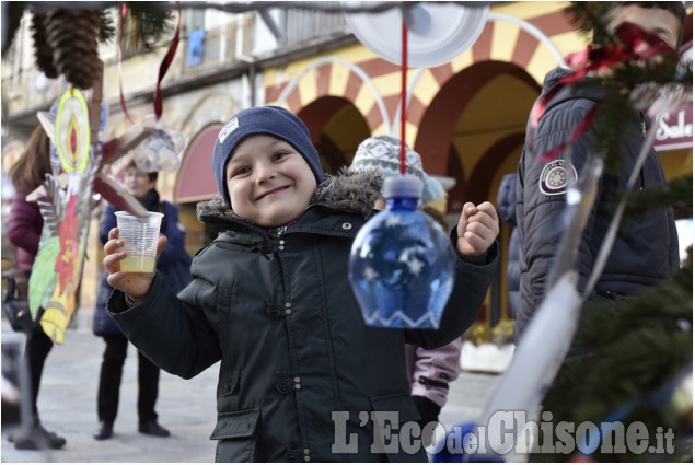 A Luserna i bimbi addobbano l&#039;Albero di Natale