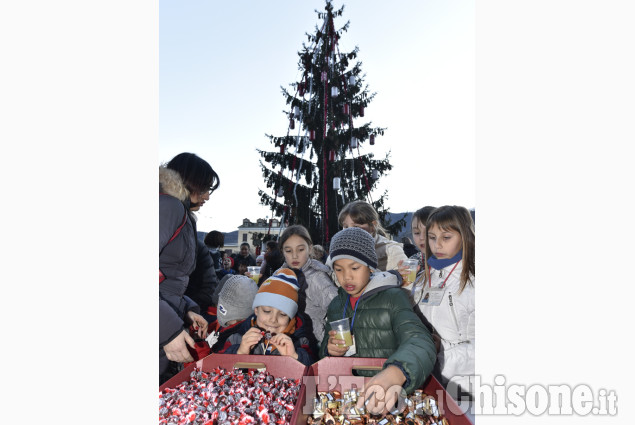 A Luserna i bimbi addobbano l&#039;Albero di Natale