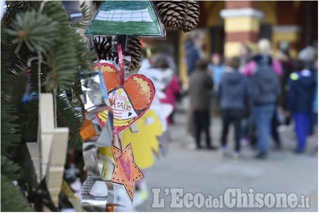 A Luserna i bimbi addobbano l&#039;Albero di Natale