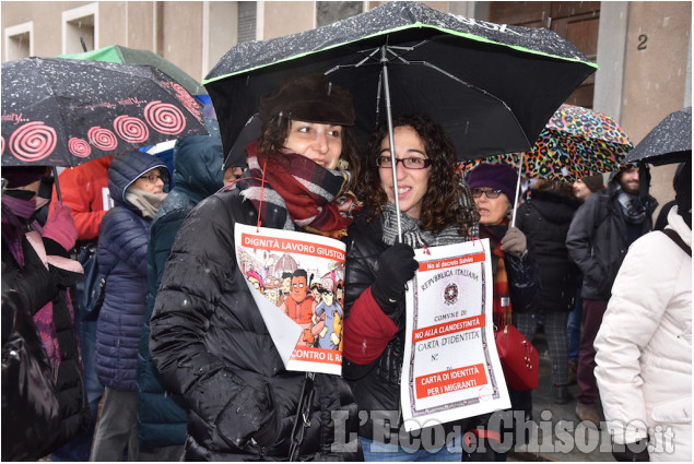 L&#039;Italia che resiste: la catena umana al municipio di Pinerolo