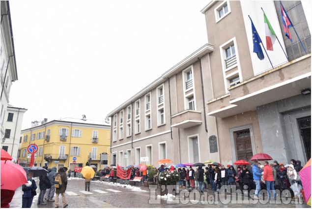 L&#039;Italia che resiste: la catena umana al municipio di Pinerolo