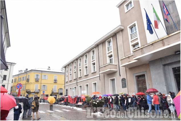 L&#039;Italia che resiste: la catena umana al municipio di Pinerolo