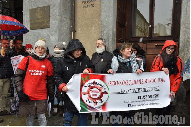 L&#039;Italia che resiste: la catena umana al municipio di Pinerolo