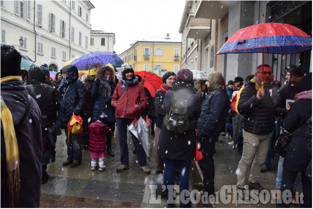 L&#039;Italia che resiste: la catena umana al municipio di Pinerolo