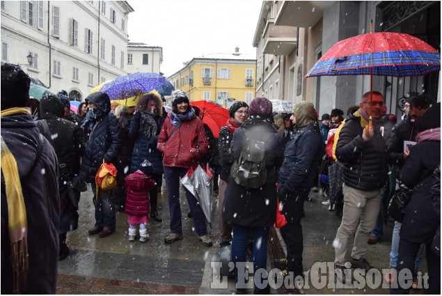 L&#039;Italia che resiste: la catena umana al municipio di Pinerolo