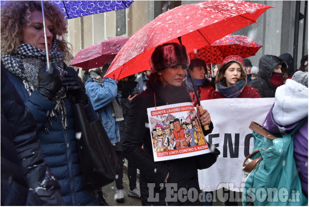 L&#039;Italia che resiste: la catena umana al municipio di Pinerolo