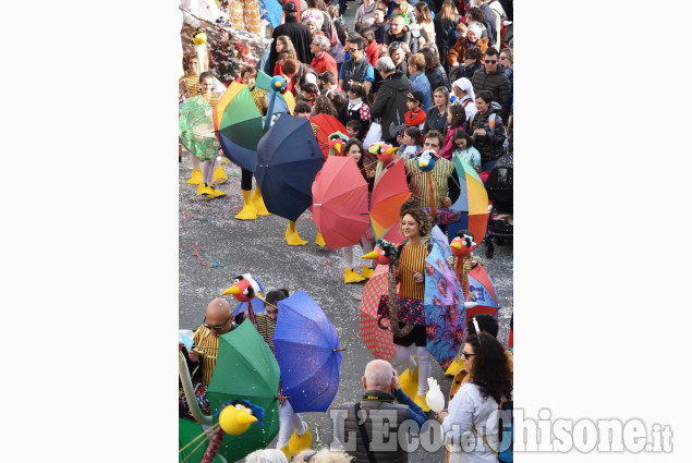 Pinerolo, folla attorno al Carnevale senza carri